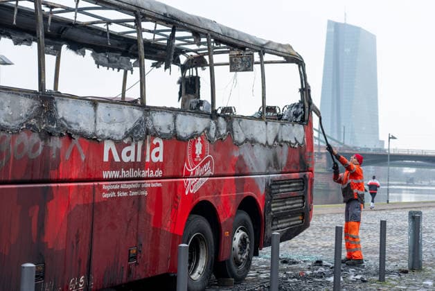 Soccer team bus in flames On the night of 01 02 2026, a coach on the banks of the Main in Frankfurt Sachsenhausen was completely engulfed in flames It was the team bus of the U19 team of Hallescher FC The fire department extinguished the fire with four jet