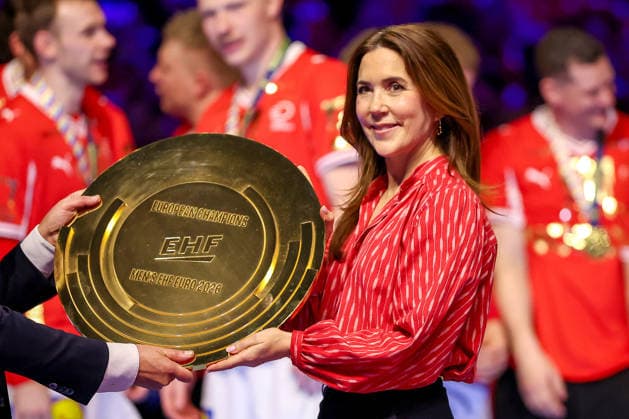 01 02 2026, Handball, Men s EHF EURO 2026, Germany Denmark, Jyske Bank Boxing in Herning, Final Denmark is European Champion The team celebrates the victory cheering on the pitch Queen Mary of Denmark Countess of Monpezat née Mary Elizabeth Donaldson presents medals and congratulates the players at the award ceremony The Queen with