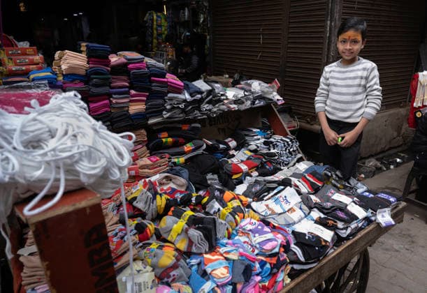 IND , INDIA This boy works in the vending place of his parents in Agra instead of going to school Child labor , 04 01 2026 IND , INDIA This boy works in the vending place of his parents in Agra instead of going to school Child labor , 04 01 2026