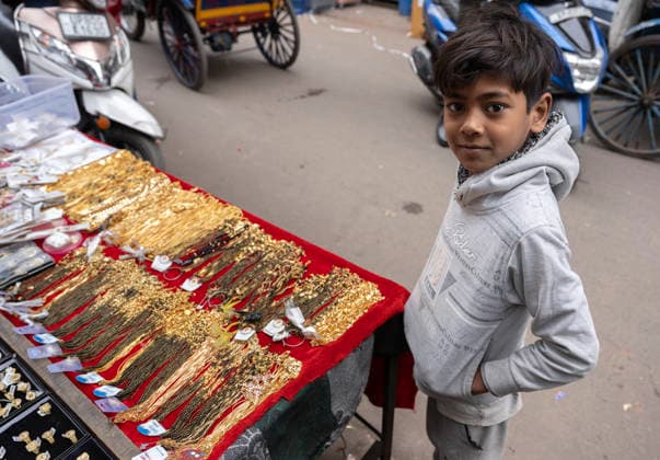 IND , INDIA This boy works in the vending place of his parents in Agra instead of going to school Child labor , 04 01 2026 IND , INDIA This boy works in the vending place of his parents in Agra instead of going to school Child labor , 04 01 2026