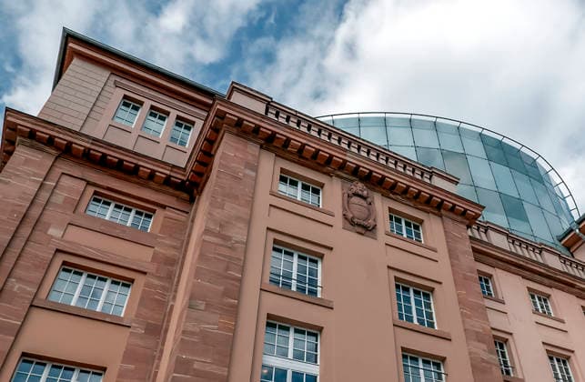 Seitenansicht auf das Staatstheater Mainz Seitenansicht auf das Staatstheater Mainz und das Glashaus, das neben Theateraufführungen auch als Trauort genutzt wird. (License=RF) Copyright: xZoonar.com IngridxRuchx 24558884