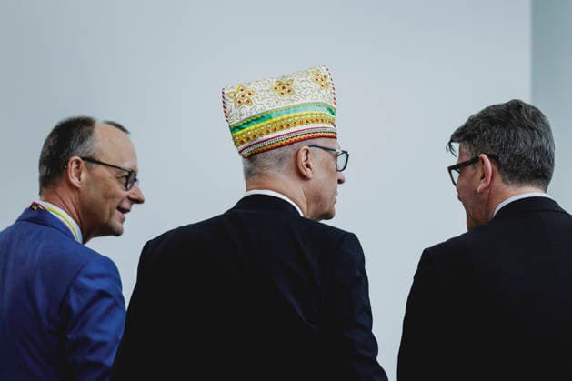 L R Friedrich Merz CDU , Federal Chancellor, Klaus Ludwig Fess, President of the Bund Deutscher Karneval e V , and Wolfram Weimer, Minister of State for Culture and Media, photographed during the traditional carnival reception at the Federal Chancellery in Berlin, 03 02 2026 Berlin Germany Copyright: xFlorianxGaertnerx