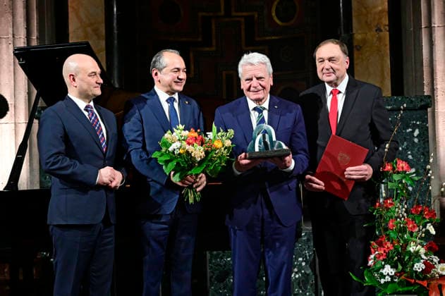 Rafal Gronicz, Octavian Ursu, Joachim Gauck and Willi Xylander at the presentation of the International Bridge Prize of the European City of Görlitz Zgorzelec to Joachim Gauck at the Kulturforum Görlitzer Synagoge Görlitz, 04 02 2026 Foto:xM.xWehnertx xFuturexImagex brueckepreis_6227