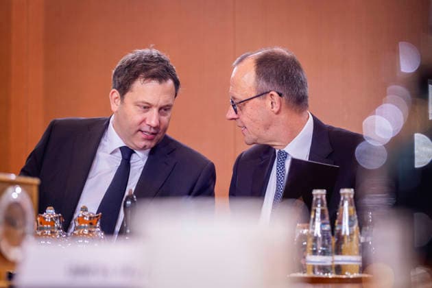 R L Friedrich Merz CDU , Federal Chancellor, and Lars Klingbeil, Federal Minister of Finance, pictured during a cabinet meeting in Berlin, 04 02 2026 Berlin Germany Copyright: xJulianexSonntagx
