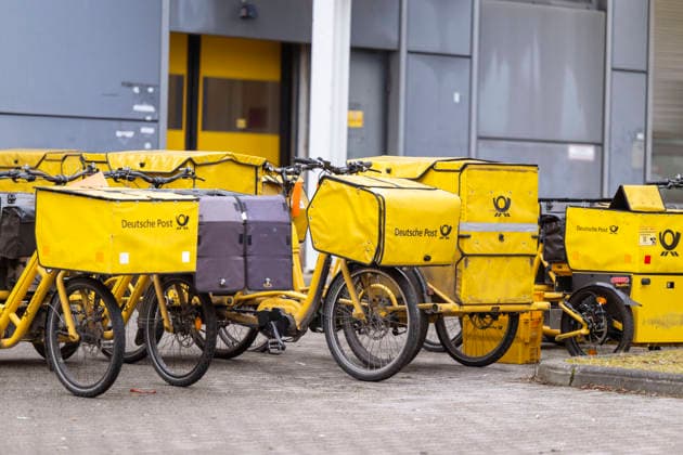 04 02 2026, Munich, Deutsche Post Brief Niederlassung München Arnulfstrasse Letter carriers bicycles are available on the forecourt 04 02 2026, Post 04 02 2026, Post