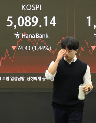 KOSPI falls KOSPI falls A financial data screen in the dealing room of Hana Bank in Seoul on Feb. 6, 2026, shows the benchmark Korea Composite Stock Price Index having lost 74.43 points, or 1.44 percent, to close at 5,089.14. South Korean shares closed lower for the second consecutive session as investors sought to lock in profits amid concerns over the long-term profitability of artificial intelligence companies. (Yonhap) 2026-02-06 16:32:25 < 1980-2026 YONHAPNEWS AGENCY. .> ¼­¿ïÆ¯º°½Ã EDITORIAL USE ONLY  Copyright: xx PYH2026020614460031500 YonhapxNewsx yonphotos249536