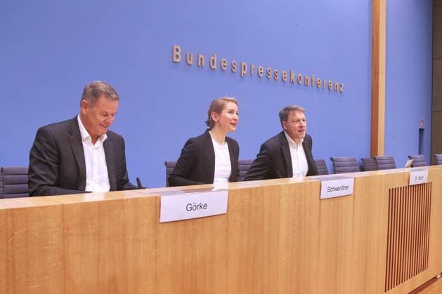 Berlin, Germany, 06 02 2026 Federal Press Conference Presentation of study on the additional tax revenue to be expected from reactivating the wealth tax L R Christian Görke, Linke, Ines Schwerdtner, Linke, Stefan Bach, German Institute for Economic Research DIW Copyright: xdtsxNachrichtenagenturx dts_105573
