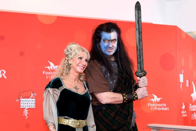 Bavarias Prime Minister Markus Söder CSU in costume as Braveheart or William Wallace comes together with his wife Karin Baumüller Söder to the BR live broadcast Fastnacht in Franken in the Mainfrankensäle At the Prunksitzung of the Fastnachtverband Franken, politicians are traditionally exposed to ridicule and jesters Veitshöchheim, 06 02 2026 Bavaria Germany Copyright: xDwixAnoraganingrumx