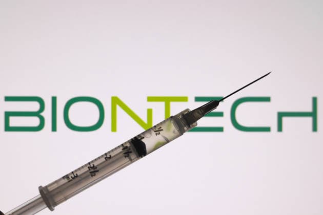 Das BioNTech-Logo erscheint auf dem Bildschirm mit einer medizinischen Spritze in dieser Fotoillustration in Ontario, Kanada, am 3. Februar 2026. The BioNTech logo appears on the screen with a medical syringe in this photo illustration in Ontario, Canada, on February 3, 2026 (License=RM) Copyright: xZoonar.com RafaelxHenriquexdaxSilvax 24626621