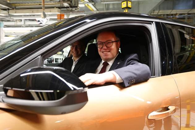 Cabinet meeting Eisenach 09 02 2026, Eisenach, Opel Eisenach GmbH, Tour of the production hall of Opel Eisenach GmbH with the Thuringian state government and representatives of Opel Eisenach GmbH in the picture Ralph Wangemann Managing Director Human Resources and Labor Director and State Premier Mario Voigt CDU in an Opel Grandland