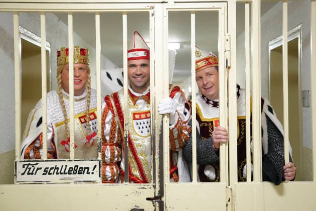 Cologne carnival, girls session in Cologne Ossendorf prison The Cologne trinity around Prince Niklas I Farmer Clemens and Maid Aenne behind bars at the traditional girls session with inmates and prisoners in Cologne Ossendorf prison, Cologne, 11 02 2026 Cologne NRW Germany