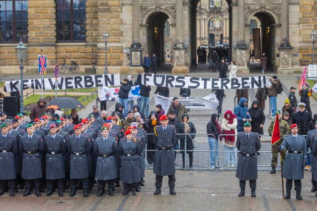 Public roll call of the Army Officers School on Theaterplatz In front of the Semper Opera House, the Bundeswehr bids farewell to around 700 young officers who, after four and a half months of intensive tr