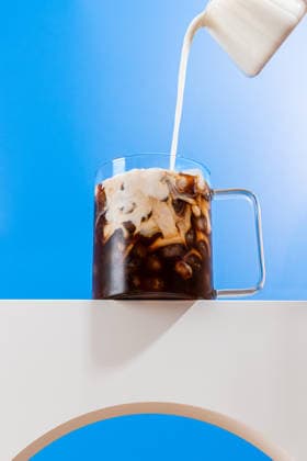 IMAGO Creative, Food, Trend, Iced Coffee Milky coffee being poured into iced espresso A dynamic shot capturing creamy milk being poured into a refreshing iced espresso, creating a beautiful swirling effect. Perfect for a coffee-themed lifestyle image. Model Released CintiaViudez_ID32864_1119260_001 Copyright: xCintiaxViudezx RECORD DATE NOT STATED