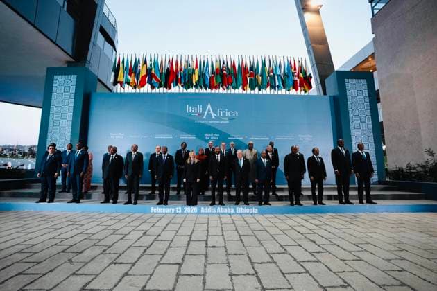 February 13, 2026, Addis Abeba: La consueta foto di famiglia da il via al secondo vertice Italia-Africa, co-presieduto al Convention Center di Addis Abeba dalla presidente del Consiglio Giorgia Meloni e dal primo ministro etiope Abiy Ahmed Ali, 13 febbraio 2026 ANSA ufficio stampa Palazzo Chigi +++ UFFICIO STAMPA PALAZZO CHIGI +++ FOTO NON IN VENDITA - DA USARE SOLO PER FINI GIORNALISTICI +++ NPK +++ .--- .An handout picture provided by Palazzo Chigi press office handout shows the customary family photo that kicks off the second Italy-Africa summit, co-chaired at the Addis Ababa Convention Center by italian Prime Minister Giorgia Meloni and Ethiopian Prime Minister Abiy Ahmed Ali, 13 February 2026, February 13, 2026, ANSA Palazzo Chigi  - ZUMAa110 20260213_zaf_a110_014 Copyright: xPalazzoxChigixPressxOfficexHandox