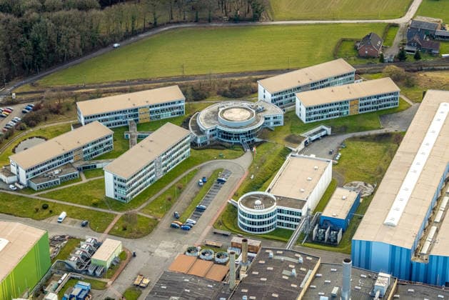 Aerial view, Everllence SE site formerly MAN Energy Solutions , engines and machinery, Sterkrade Mitte, Oberhausen, Ruhr area, North Rhine-Westphalia, Germany, north of the Emscher River ATTENTIONxMINDESTHONORARx60xEURO