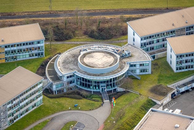 Aerial view, Everllence SE site formerly MAN Energy Solutions , engines and machinery, Sterkrade Mitte, Oberhausen, Ruhr area, North Rhine-Westphalia, Germany, north of the Emscher River ATTENTIONxMINDESTHONORARx60xEURO