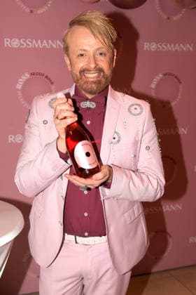 Ross Antony at the presentation of his new ROSS Secco RosÃ at Rossmann Leipzig, 14 02 2026 Ross Antony at the presentation of his new ROSS Secco RosÃ at Rossmann in Leipzig Saxony Germany Copyright: xMatthiasxGränzdörferx