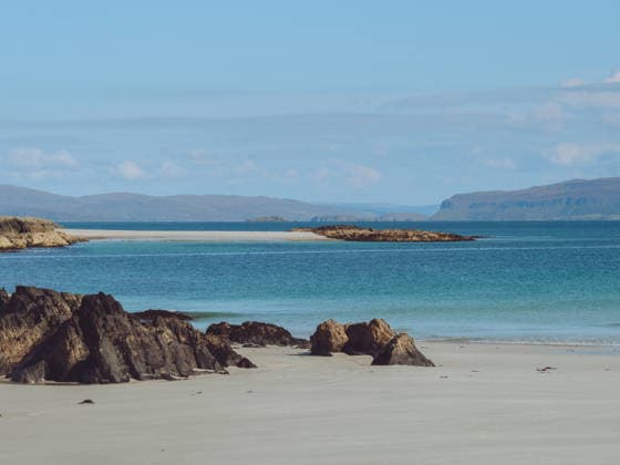 Blick über die weißen Sandstrände von Iona, Schottland, hinüber zur Isle of Mull und Ulva Views over to the Isle of Mull and Ulva across the white sandy beaches of Iona, Scotland (License=RF) Copyright: xZoonar.com DavexHarrison-Wardx 24631212