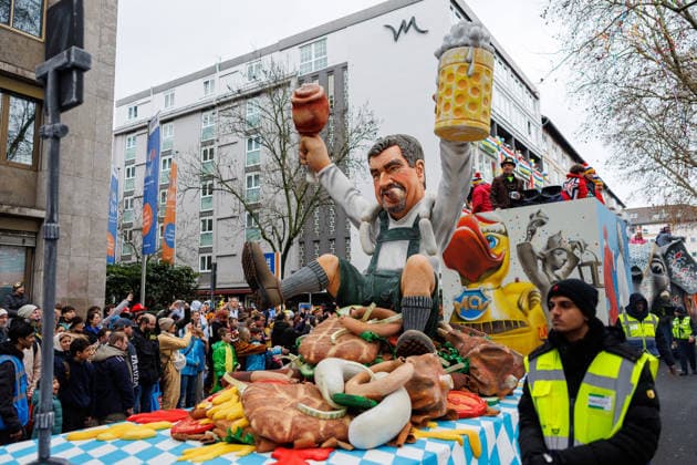 Rose Monday parade in Mainz on 16 02 2026 MCV motif float 5 Worscht against Wokeness His food channel is popular, even if™ its hard to watch Whether Worscht, schnitzel or kebab, fat and meat make it even Copyright: xStephanxHahnex