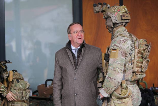 Visit by Federal Minister of Defense Boris Pistorius to the KSK Special Forces Command in Calw on 17 February 2026 The minister is shown the commandos weapons and equipment Visit by Federal Minister of Defense Boris Pistorius to the KSK Special Forces Command in Calw on 17 February 2026 The minister is shown the commandos weapons and equipment Ca