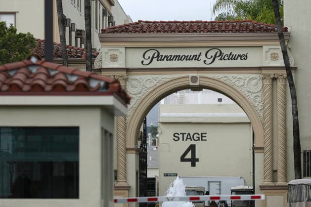 Paramount Pictures In Los Angeles The Paramount Pictures logo displays above an entrance arch in Los Angeles, California, on February 17, 2026. Paramount Skydance attempts a hostile takeover bid of Warner Bros. Los Angeles California United States  Copyright: xMichaelxYanowx originalFilename: yanow-controlo260217_npKNm.jpg