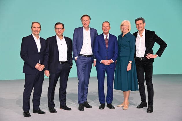 from left Alexander Gorski Chief Operations Officer , Dr Sven Schneider Chief Financial Officer , Jochen Hanebeck Chief Executive Officer , Herbert DIESS Chairman of the Supervisory Board , Elke Reichart Chief Digital and Sustainability Officer , Andreas Urschitz Chief Marketing Officer Annual General Meeting INFINEON Technologies AG on 19 02 2026 at the ICM in Munich
