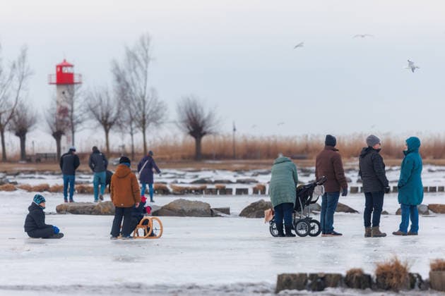 20 02 2026 The Szczecin Lagoon is completely frozen over in the seaside resort of Ueckermünde Children having fun on the ice with sledges Seaside resort of Ueckermünde Mecklenburg-Vorpommern Germany