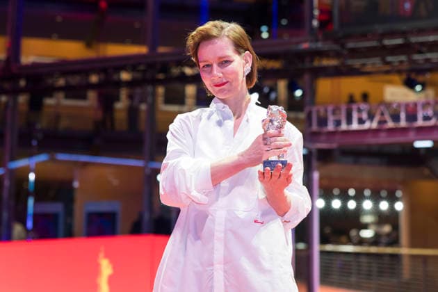 Berlinale, award winners at the Theater am Potsdamer Platz, Berlin, 21 02 2026 Sandra Hüller poses with the Silver Bear for Best Acting Performance in a Leading Role in the film Rose after the award ceremony at the closing gala of the Berlinale at the Theater am Potsdamer Platz in Berlin on 21 02 2026 The 76t Copyright: xBenxKriemannx