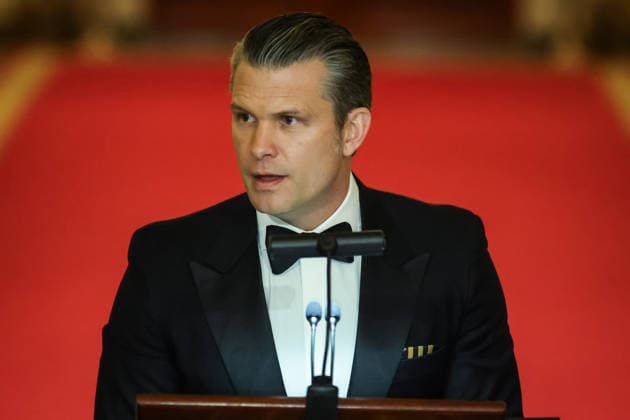 United States Secretary of War Pete Hegseth leads the prayer during the Governors Dinner in the East Room of the White House on February 21, 2025 in Washington, D.C. Copyright: xSamuelxCorumx xPoolxviaxCNPx MediaPunchx