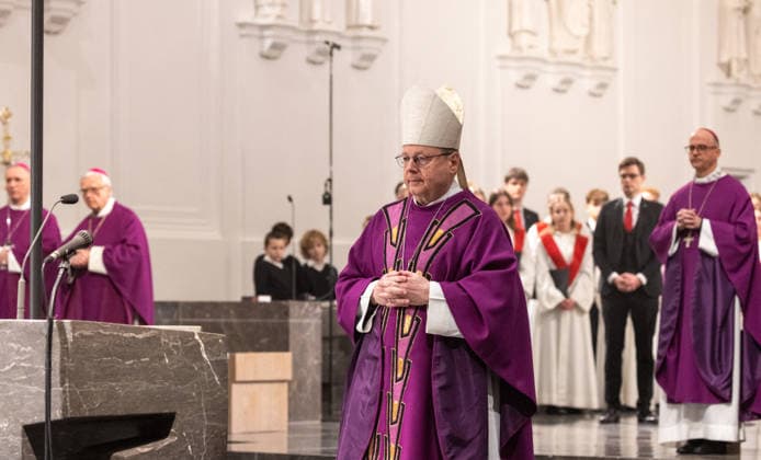 Wuerzburg, Burkardushaus, 23 02 2026, The German Bishops Conference 2026 Picture Chairman of the German Bishops Conference, Bishop Dr. Georg Baetzing holds the sermon at the opening service of the General Assembly in St. Kilians Cathedral in Wuerzburg Copyright: HMBxMedia xJulienxBecker