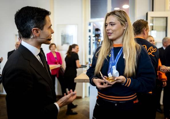 THE HAGUE Prime Minister Rob Jetten speaks with the athletes before a ceremony for the Olympic medal winners and their coaches in the Glass Hall. ANP REMKO DE WAAL netherlands out - belgium out  Copyright: xx x551627797x originalFilename: 551627797