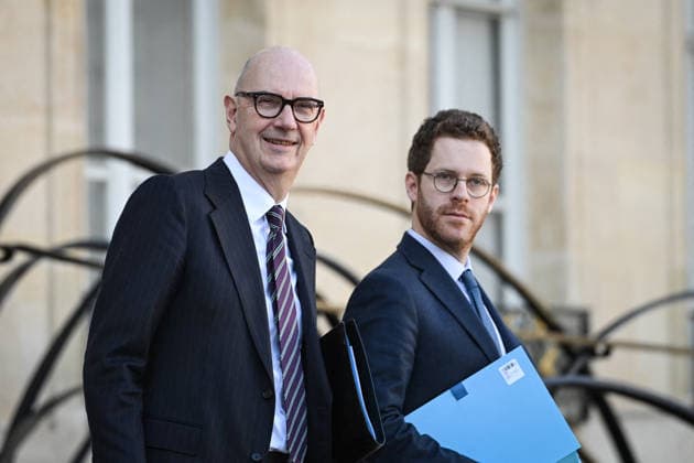 Council of Ministers at the Elysee Palace FA French Minister of the Economy, Finance and Industrial, Energy and Digital Sovereignty Roland Lescure and French Deputy Minister for Civil Service and State Reform David Amiel exit the Elysee Palace after the Council of Ministers in Paris, on February 25, 2026. Photo by Firas Abdullah ABACAPRESS.COM Paris Île-de-France France  Copyright: xAbdullahxFiras ABACAx