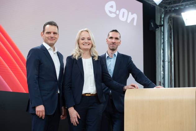 f l Leonhard BIRNBAUM, Chairman of the Management Board CEO, Nadia JAKOBI, Member of the Management Board, CFO, Chief Financial Officer, Lars A ROSUMEK, EON Group Communications, Company Spokesman, Annual Press Conference of E ON SE in Essen Germany on 25 02 2026