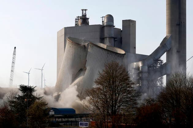 The 117-metre-high cooling tower of the Frimmersdorf lignite-fired power plant owned by electricity company RWE collapses during the demolition The company is thus creating space for the future use of the site as a digital park Grevenbroich, 26 02 2026 NRW Germany Copyright: xChristophxHardtx