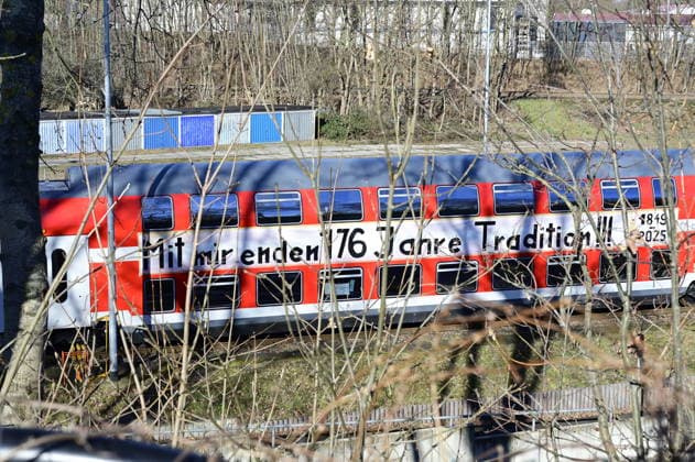 A railroad wagon with the inscription Mit mir enden 176 Jahre Tradition 1849 2025 The Görlitz Alstom plant delivered its last double-decker wagon for Israel Copyright: xMatthiasxWehnertx