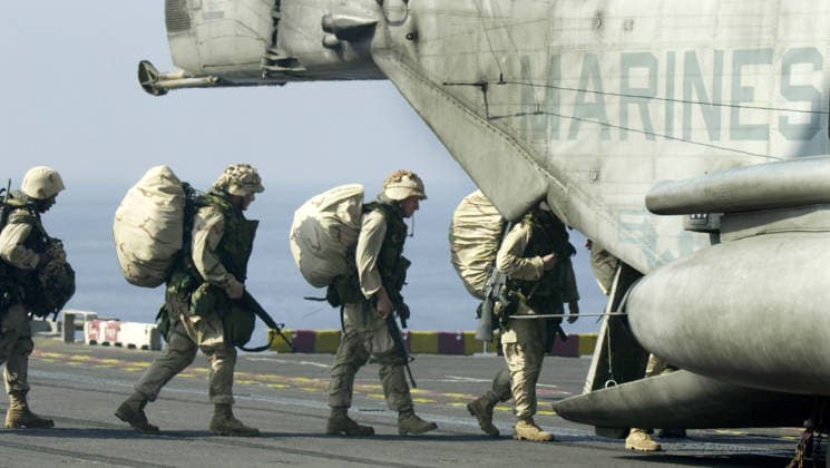 California News - September 18, 2000 (PUBLISHED 11 02 2001, Cropped A-1; A-5 full) - ER1nov01001-ABOARD THE USS PELELIU SOMEWHERE IN THE ARABIAN SEA-- U.S. Marines load up on a CH-53E Sea Stallion on the flight deck of the USS Peleliu Nov. 1 in support of Operation Enduring Freedom. POOL PHOTO by Earnie Grafton The San Diego Union-Tribune8BIM CAMP RHINO California AFG Copyright: xEarniexGraftonx