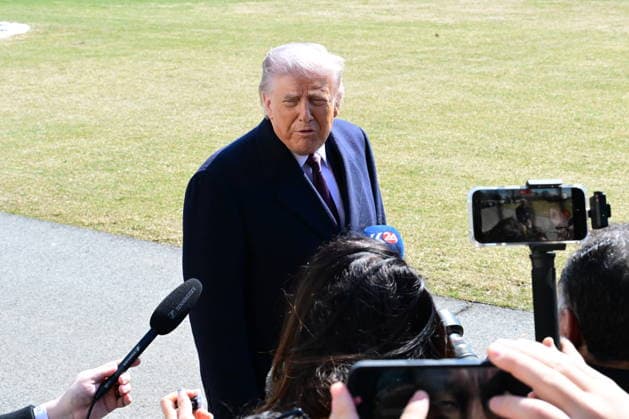 President Donald Trump Speaks To Reporters At The White House (NEW) President Donald Trump speaks to reporters prior to departing the White House. February 27, 2026, Washington, D.C., USA: Trump admits he is not fully satisfied with Iran and believes it would be ideal for them to negotiate in good faith. Trump expresses his displeasure with Iran s stance in the nuclear negotiations and warns that there is still no decision on a possible attack. Mandatory Credit: Kyle Mazza TheNews2 (Foto: Kyle Mazza Thenews2 imago images) President Donald Trump Speaks To Reporters At The White House  Copyright: xKylexMazzax