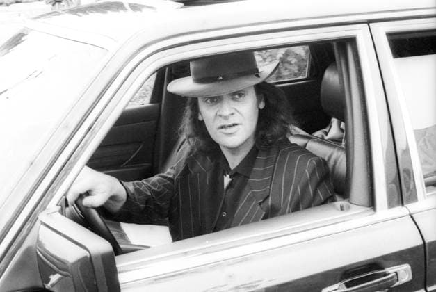Udo Lindenberg and Sabine Grundner 09 89 ru Udo Lindenberg on the grounds of the heart clinic Bad Oeynhausen in September 1989 Germany German German man singer singing music musician artist rock musician rock pop pop musician painter rock singer pop singer German singer musician painter cross half in the car sitting in front of the wheel talking car Mercedes Benz steeri