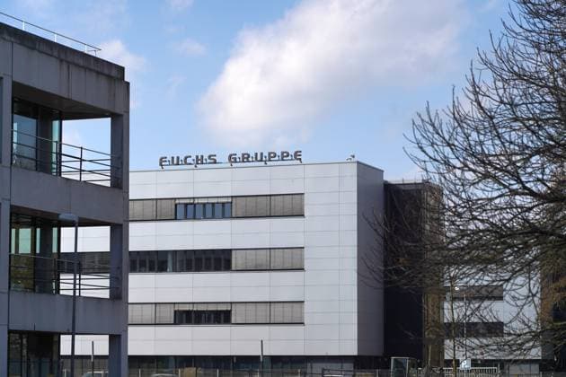 Der auf mehrere Gebäude verteilte Hauptstandort des Technologie- und Raumfahrtkonzerns OHB SE im Technologiepark am Rande der Universität Bremen. OHB produziert unter anderem militärische und zivile Satelliten. Haupteigentümerin ist die Familie der Firmengründerin Christa Fuchs und ihres 2014 gestorbenen Mannes Manfred Fuchs. Ihr Sohn Marco R Fuchs ist seit 2000 Vorstandsvorsitzender. 1981 82 hatte die Kauffrau Christa Fuchs einen kleinen Reparaturbetrieb für die Bundesmarine namens Otto Hydraulik Bremen (OHB) übernommen, mit damals nur fünf Beschäftigten. Zusammen mit ihrem Mann entwickelte sie den Betrieb zu einem Konzern, der 2025 über 3.000 Mitarbeitende an 15 Standorten beschäftigte. Im Herbst 2024 stieg die US-amerikanische