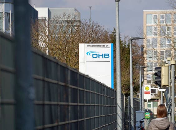 Der auf mehrere Gebäude verteilte Hauptstandort des Technologie- und Raumfahrtkonzerns OHB SE im Technologiepark am Rande der Universität Bremen. OHB produziert unter anderem militärische und zivile Satelliten. Haupteigentümerin ist die Familie der Firmengründerin Christa Fuchs und ihres 2014 gestorbenen Mannes Manfred Fuchs. Ihr Sohn Marco R Fuchs ist seit 2000 Vorstandsvorsitzender. 1981 82 hatte die Kauffrau Christa Fuchs einen kleinen Reparaturbetrieb für die Bundesmarine namens Otto Hydraulik Bremen (OHB) übernommen, mit damals nur fünf Beschäftigten. Zusammen mit ihrem Mann entwickelte sie den Betrieb zu einem Konzern, der 2025 über 3.000 Mitarbeitende an 15 Standorten beschäftigte. Im Herbst 2024 stieg die US-amerikanische