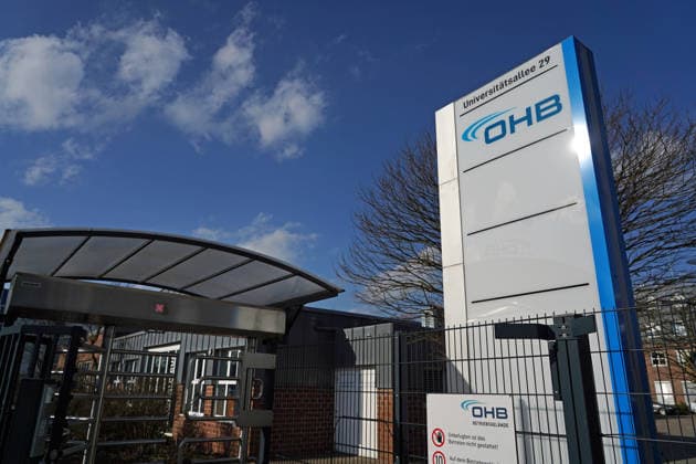 Der auf mehrere Gebäude verteilte Hauptstandort des Technologie- und Raumfahrtkonzerns OHB SE im Technologiepark am Rande der Universität Bremen. OHB produziert unter anderem militärische und zivile Satelliten. Haupteigentümerin ist die Familie der Firmengründerin Christa Fuchs und ihres 2014 gestorbenen Mannes Manfred Fuchs. Ihr Sohn Marco R Fuchs ist seit 2000 Vorstandsvorsitzender. 1981 82 hatte die Kauffrau Christa Fuchs einen kleinen Reparaturbetrieb für die Bundesmarine namens Otto Hydraulik Bremen (OHB) übernommen, mit damals nur fünf Beschäftigten. Zusammen mit ihrem Mann entwickelte sie den Betrieb zu einem Konzern, der 2025 über 3.000 Mitarbeitende an 15 Standorten beschäftigte. Im Herbst 2024 stieg die US-amerikanische