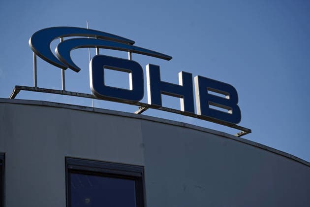 Der auf mehrere Gebäude verteilte Hauptstandort des Technologie- und Raumfahrtkonzerns OHB SE im Technologiepark am Rande der Universität Bremen. OHB produziert unter anderem militärische und zivile Satelliten. Haupteigentümerin ist die Familie der Firmengründerin Christa Fuchs und ihres 2014 gestorbenen Mannes Manfred Fuchs. Ihr Sohn Marco R Fuchs ist seit 2000 Vorstandsvorsitzender. 1981 82 hatte die Kauffrau Christa Fuchs einen kleinen Reparaturbetrieb für die Bundesmarine namens Otto Hydraulik Bremen (OHB) übernommen, mit damals nur fünf Beschäftigten. Zusammen mit ihrem Mann entwickelte sie den Betrieb zu einem Konzern, der 2025 über 3.000 Mitarbeitende an 15 Standorten beschäftigte. Im Herbst 2024 stieg die US-amerikanische