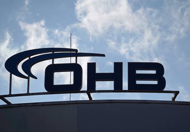 Der auf mehrere Gebäude verteilte Hauptstandort des Technologie- und Raumfahrtkonzerns OHB SE im Technologiepark am Rande der Universität Bremen. OHB produziert unter anderem militärische und zivile Satelliten. Haupteigentümerin ist die Familie der Firmengründerin Christa Fuchs und ihres 2014 gestorbenen Mannes Manfred Fuchs. Ihr Sohn Marco R Fuchs ist seit 2000 Vorstandsvorsitzender. 1981 82 hatte die Kauffrau Christa Fuchs einen kleinen Reparaturbetrieb für die Bundesmarine namens Otto Hydraulik Bremen (OHB) übernommen, mit damals nur fünf Beschäftigten. Zusammen mit ihrem Mann entwickelte sie den Betrieb zu einem Konzern, der 2025 über 3.000 Mitarbeitende an 15 Standorten beschäftigte. Im Herbst 2024 stieg die US-amerikanische