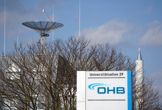 Der auf mehrere Gebäude verteilte Hauptstandort des Technologie- und Raumfahrtkonzerns OHB SE im Technologiepark am Rande der Universität Bremen. Im Hintergrund rechts der Fallturm der Universität, in dem Material-Experimente unter Schwerelosigkeit durchgeführt werden. - OHB produziert unter anderem militärische und zivile Satelliten. Haupteigentümerin ist die Familie der Firmengründerin Christa Fuchs und ihres 2014 gestorbenen Mannes Manfred Fuchs. Ihr Sohn Marco R Fuchs ist seit 2000 Vorstandsvorsitzender. 1981 82 hatte die Kauffrau Christa Fuchs einen kleinen Reparaturbetrieb für die Bundesmarine namens Otto Hydraulik Bremen (OHB) übernommen, mit damals nur fünf Beschäftigten. Zusammen mit ihrem Mann entwickelte sie den Betrie
