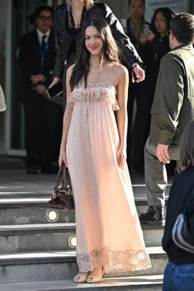PFW Chloe Outside Arrivals Olivia Rodrigo arriving at the Chloeshow during Fashion Week in Paris, France on March 5, 2026. Photo by Julien Reynaud APS-Medias ABACAPRESS.COM Paris France  Copyright: xReynaudxJulien APS-Medias ABACAx