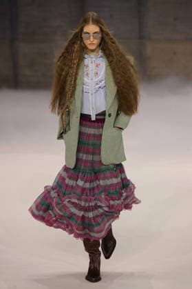 PFW - Chloe Runway A model walks the runway during the Chloe Womenswear Fall Winter 2026-2027 show as part of Paris Fashion Week on March 04, 2026 in Paris, France. Photo by Alain Gil Gonzalez ABACAPRESS.COM Paris France  Copyright: xGonzalezxAlain-Gil ABACAx
