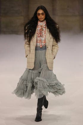 PFW - Chloe Runway A model walks the runway during the Chloe Womenswear Fall Winter 2026-2027 show as part of Paris Fashion Week on March 04, 2026 in Paris, France. Photo by Alain Gil Gonzalez ABACAPRESS.COM Paris France  Copyright: xGonzalezxAlain-Gil ABACAx