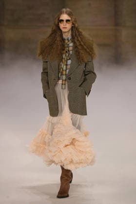 PFW - Chloe Runway A model walks the runway during the Chloe Womenswear Fall Winter 2026-2027 show as part of Paris Fashion Week on March 04, 2026 in Paris, France. Photo by Alain Gil Gonzalez ABACAPRESS.COM Paris France  Copyright: xGonzalezxAlain-Gil ABACAx