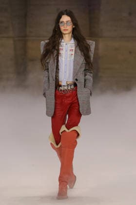 PFW - Chloe Runway A model walks the runway during the Chloe Womenswear Fall Winter 2026-2027 show as part of Paris Fashion Week on March 04, 2026 in Paris, France. Photo by Alain Gil Gonzalez ABACAPRESS.COM Paris France  Copyright: xGonzalezxAlain-Gil ABACAx
