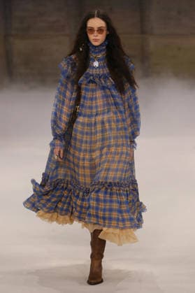 PFW - Chloe Runway A model walks the runway during the Chloe Womenswear Fall Winter 2026-2027 show as part of Paris Fashion Week on March 04, 2026 in Paris, France. Photo by Alain Gil Gonzalez ABACAPRESS.COM Paris France  Copyright: xGonzalezxAlain-Gil ABACAx
